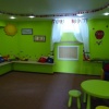 детская комната для игр с игрушками и мягкими кубиками