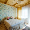 В номере: кровати, тумбочки, комод, стол и стулья, чайник, вешалка, зеркало, плазменная панель, спутниковое TV. 
Балкон с видом на озеро Байкал.